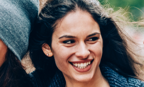 Mujer sonriendo.