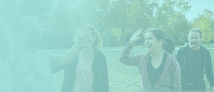 Adultos ejercitandose al aire libre