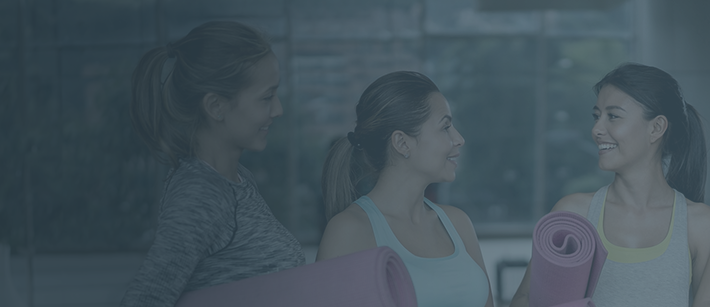 Mujeres realizando yoga.